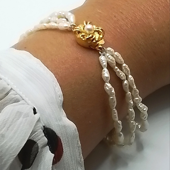 TRIPPLE STRAND BRAIDED BRACELET WITH FLORAL PENDENT - Picture 5 of 5